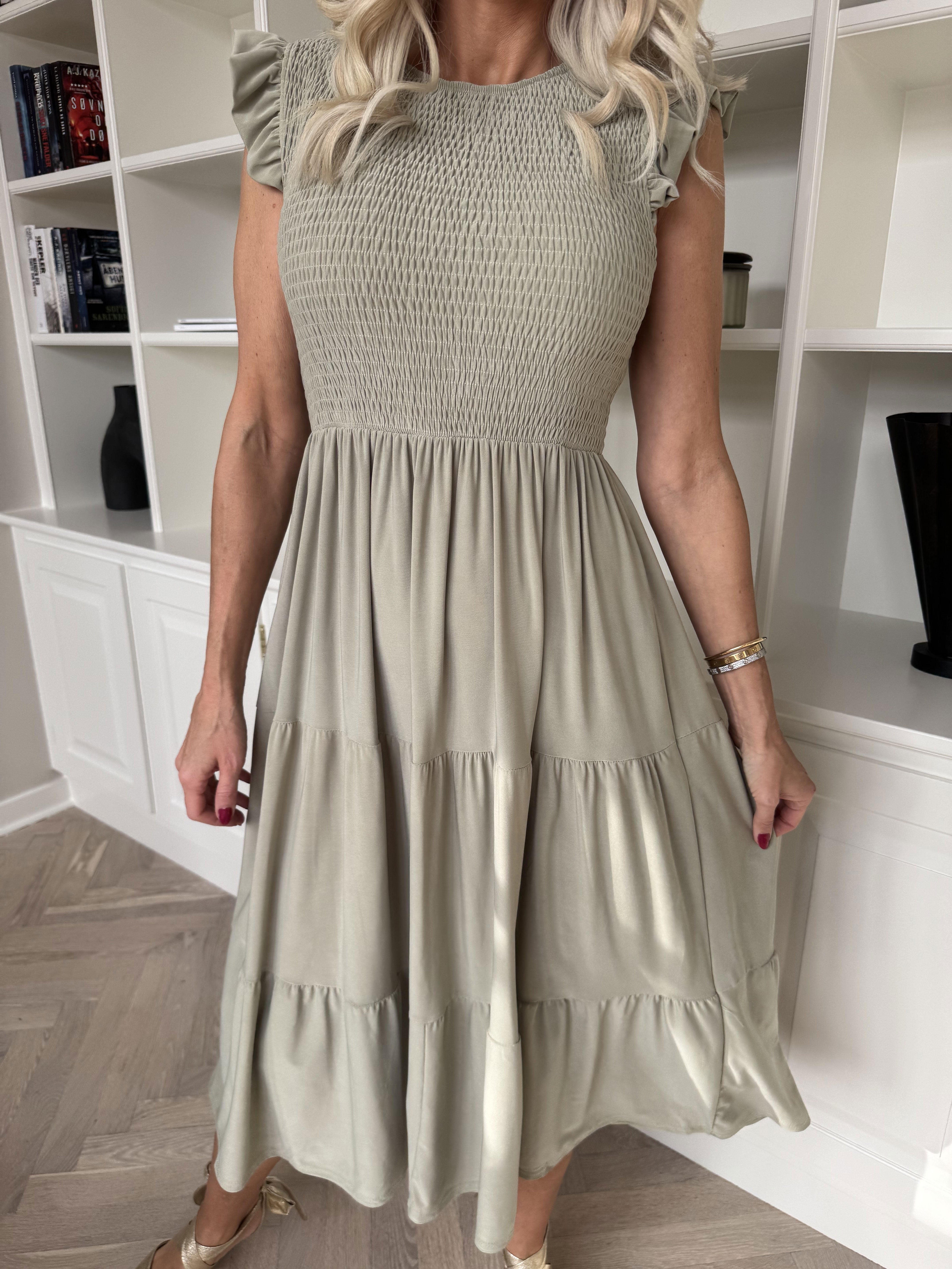 Kelly Sleeveless - Elastisk klänning med smockat bröst